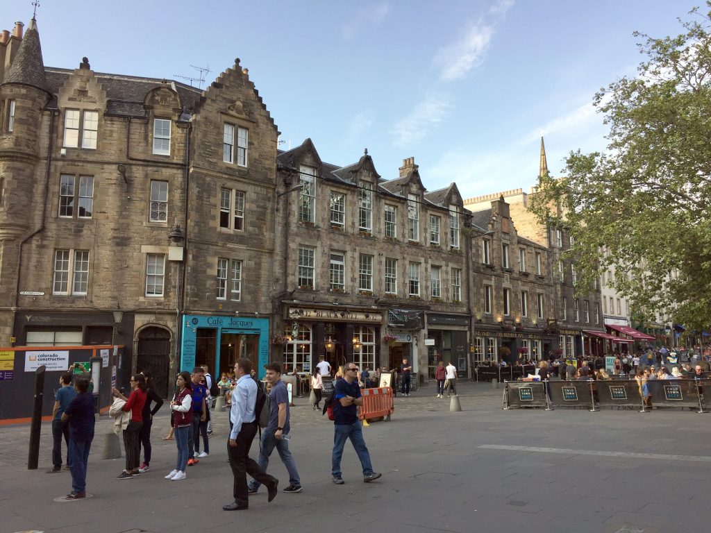 Grassmarket in Edinburgh – Die Partymeile der Schotten und Touristen