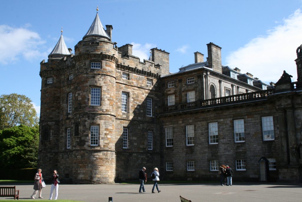 Holyrood Palace – hier wohnt die Queen, wenn sie in Schottland weilt